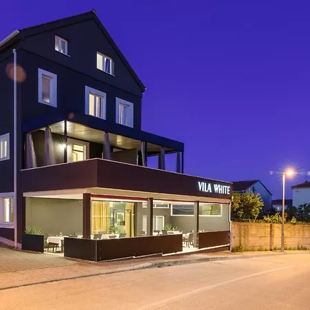 Bed & Breakfast White 3*