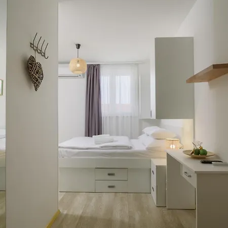 White לינה וארוחת בוקר טרוגיר