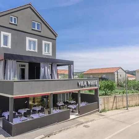 White לינה וארוחת בוקר טרוגיר