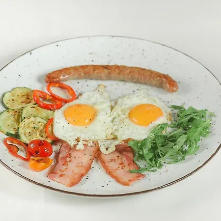 לינה וארוחת בוקר White 3*