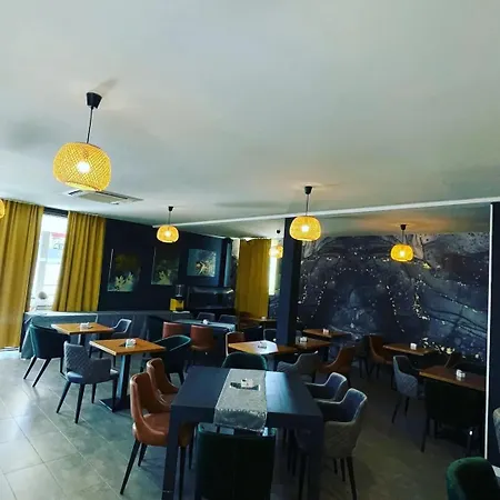 White לינה וארוחת בוקר טרוגיר