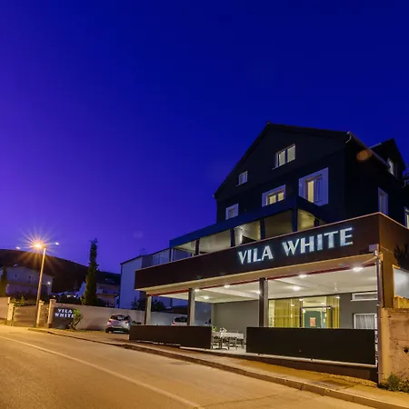 Bed & Breakfast White