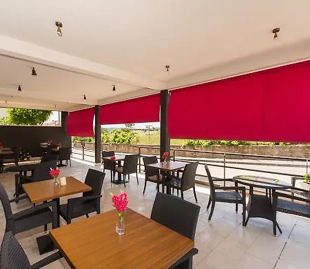 White לינה וארוחת בוקר