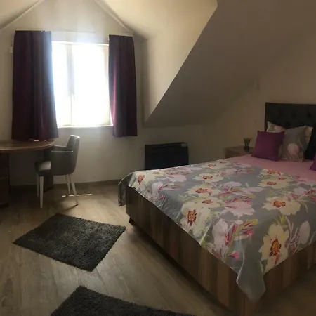 White לינה וארוחת בוקר טרוגיר