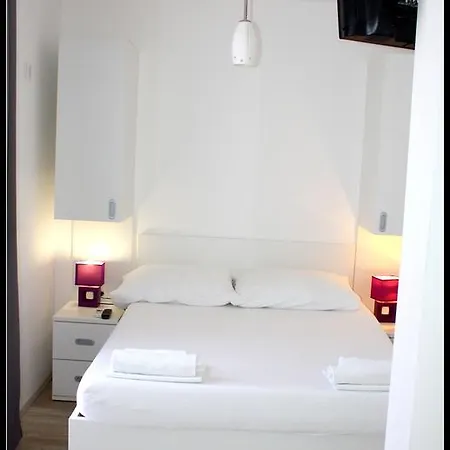 White Alojamento de Acomodação e Pequeno-almoço Trogir