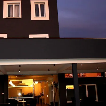 住宿加早餐酒店 White