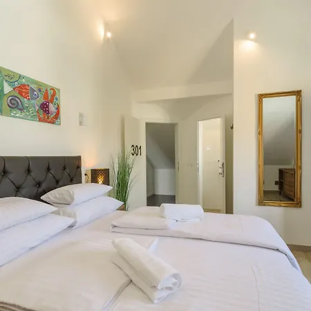 Bed & Breakfast White