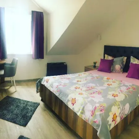 White Alojamento de Acomodação e Pequeno-almoço Trogir