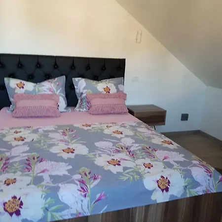 White Alojamento de Acomodação e Pequeno-almoço Trogir