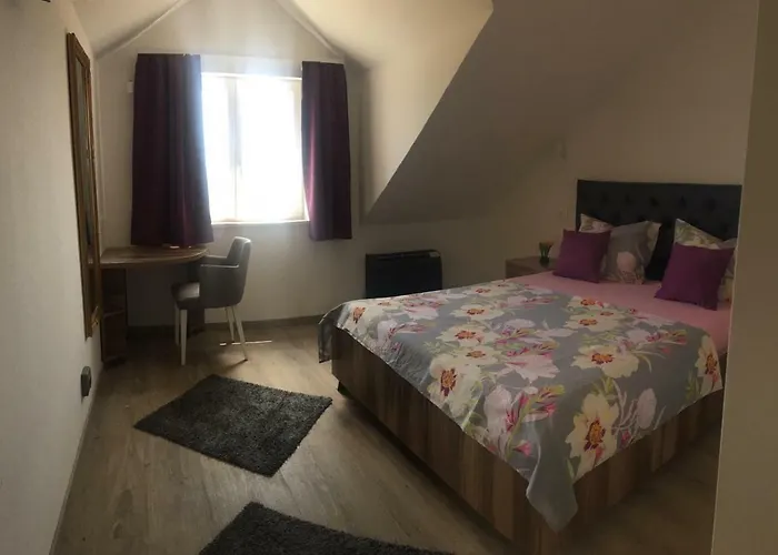 White Alojamento de Acomodação e Pequeno-almoço Trogir