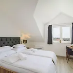 White 3* Трогір