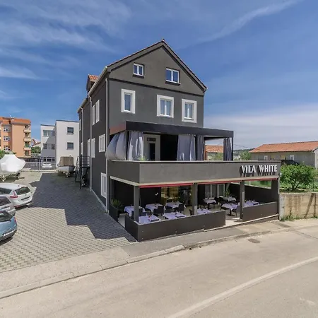 White 3* تروغير